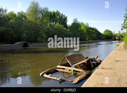 Abbandonato il corpo della vettura nel fiume Foto Stock