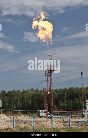 Fiamma a gas su sfondo blu cielo Foto Stock