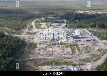 Sulla piattaforma di estrazione e di raffinazione del petrolio Foto Stock