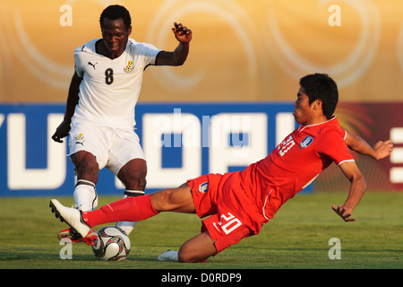 Hee Seong Parco della Corea del Sud (20) scorre per un placcaggio su Emmanuel Agyemang Badu del Ghana (8) durante una FIFA U20 World Cup Match. Foto Stock