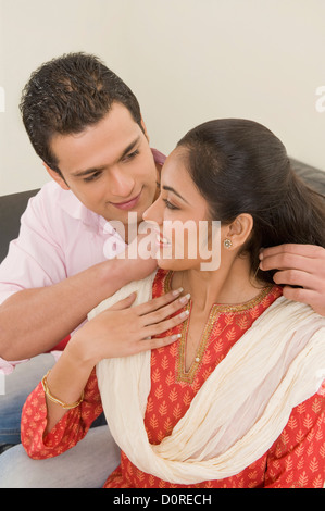 Uomo di mettere una collana su una donna di collo Foto Stock