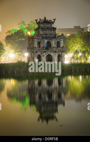 HANOI, Vietnam - HANOI, Vietnam - la Turtle Tower (Thap Rua) si riflette sulle acque tranquille del lago Hoan Kiem in una nebbiosa notte di Hanoi. Foto Stock