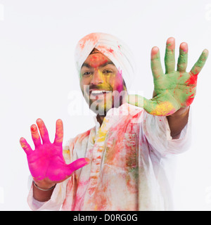 Ritratto di un uomo danza su Holi Foto Stock