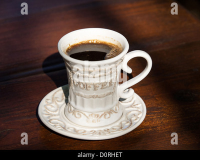 Tazza di caffè sul giardino Tavolo in legno Foto Stock