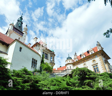 Pruhonice Castle summer view a Praga, Repubblica Ceca. È stata fondata nel XII secolo. Foto Stock