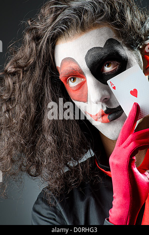 Joker con maschera facciale in studio Foto Stock