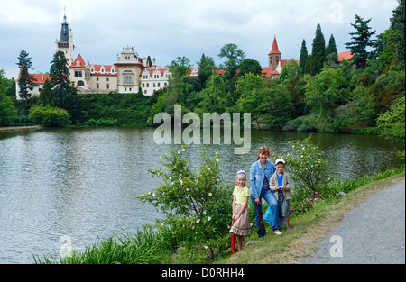 Pruhonice Castle park summer view con il lago e la famiglia a Praga, Repubblica Ceca. È stata fondata nel XII secolo. Foto Stock