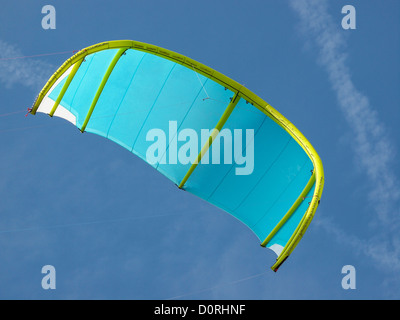 Blu e verde per il kite kitesurf nel cielo Foto Stock