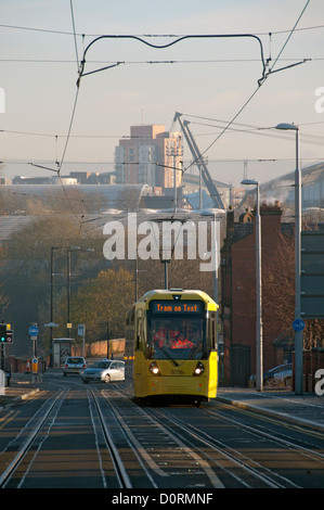 Tram Metrolink durante il test sulla East Manchester Linea, Merrill Street, Ancoats, Manchester, Inghilterra, Regno Unito Foto Stock