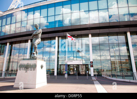 Statua di Bobby Moore a Wembley club di calcio, lo Stadio di Wembley a Londra, Inghilterra, Regno Unito, Gran Bretagna Foto Stock