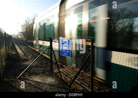 Nottinghamshire, Regno Unito. Il 30 novembre 2012. La fermata del tram e treno attraversato per l'(NET) Nottingham Express Transit,anche il Robin Hood treno linea crossing. erano un adolescente era abbattere e uccisi in un tragico incidente .anche esattamente quattro anni fa una Nonna e nipote e furono uccisi sul lato del treno di cingoli. Omaggi a sinistra alla scena per Lindsey Inger che è stato ucciso mercoledì 28 novembre 2012 . Foto Stock