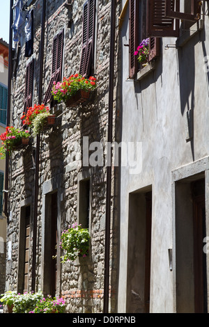 Tipica facciata esterna di un edificio a Castelnuovo di Garfagnana Toscana, Italia Foto Stock