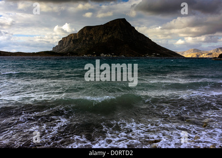 Isola di Telendos visto da Kalymos, Grecia, le tempeste Foto Stock