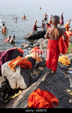 Il debuttante monaci la balneazione in Topa Wewa Lake. Polonnaruwa. Sri Lanka Foto Stock