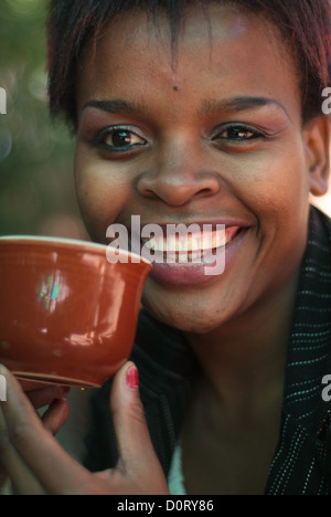 African American imprenditrice ritratto con caffè Foto Stock