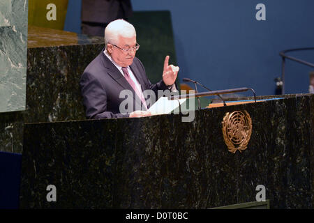 Nov. 29, 2012 - New York New York, Stati Uniti d'America - il presidente palestinese Mahmoud Abbas risolve l Assemblea Generale delle Nazioni Unite presso la sede delle Nazioni Unite a New York, 29 novembre 2012. Abbas ha lanciato un appello alle Nazioni Unite Assemblea generale di riconoscere la costituzione dello Stato palestinese sostenendo una risoluzione per aggiornare le Nazioni Unite lo status di osservatore dell'Autorità palestinese dal ''entità'' a ''non-STATO MEMBRO (credito Immagine: © Thaer Ganaim APA/images/ZUMAPRESS.com) Foto Stock