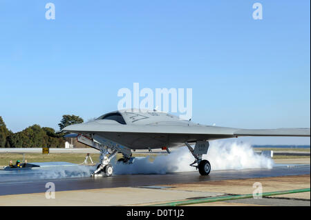 Gli equipaggi di lancio guarda l'X-47B Unmanned Combat Air System aeromobile iniziano la prima terra-catapulta basato su test di lancio di novembre 29, 2012 in Patuxent River, Maryland. La marina militare del primo catapulta a vapore lancio del pilotless X-47B assicura che il veicolo può gestire strutturalmente i rigori della portaerei ambiente. Credito: Planetpix / Alamy Live News Foto Stock