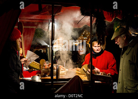 Il 2012 Mercatino di Natale vicino all'Abbazia di Bath in Inghilterra. Foto Stock