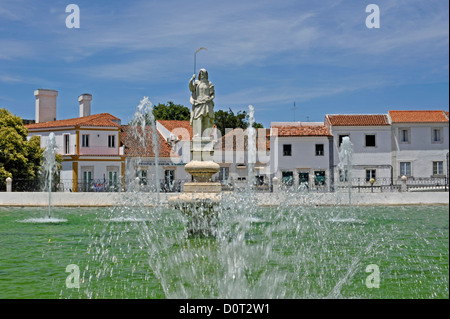 Il lago di falce, fontane e la statua nel centro di Estremoz Foto Stock