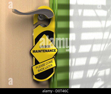 Il giallo e il nero appendiabiti dove è scritto in manutenzione si prega di tornare più tardi impiccato su una maniglia della porta, un concetto per un CI Foto Stock