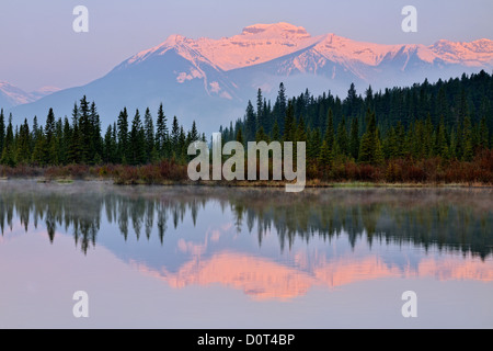 Sundance Gamma riflesso nel terzo Vermiglio Lake, il Parco Nazionale di Banff, Alberta, Canada Foto Stock