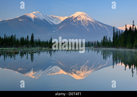 Sundance Gamma riflesso nel terzo Vermiglio Lake, il Parco Nazionale di Banff, Alberta, Canada Foto Stock