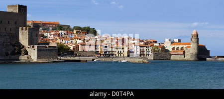 Panorama sul villaggio di Collioure nel Languedoc Roussillon,Côte Vermeille, Mediterraneo, Francia Foto Stock