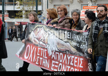 Atene, Grecia, 30 novembre 2012. I lavoratori del settore pubblico a marzo il Ministero della riforma amministrativa per protestare contro il governo di coalizione per la decisione di licenziamento molti di loro. Greco del settore pubblico licenziamenti sono stati imposti dalla Grecia di finanziatori e votato a favore del governo. Credito: Nikolas Georgiou / Alamy Live News Foto Stock