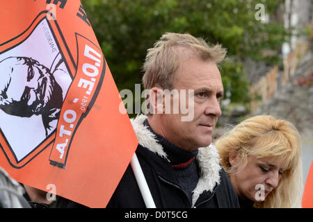 Atene, Grecia, 30 novembre 2012. I lavoratori del settore pubblico a marzo il Ministero della riforma amministrativa per protestare contro il governo di coalizione per la decisione di licenziamento molti di loro. Greco del settore pubblico licenziamenti sono stati imposti dalla Grecia di finanziatori e votato a favore del governo. Credito: Nikolas Georgiou / Alamy Live News Foto Stock