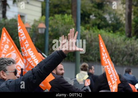 Atene, Grecia, 30 novembre 2012. I lavoratori del settore pubblico a marzo il Ministero della riforma amministrativa per protestare contro il governo di coalizione per la decisione di licenziamento molti di loro. Greco del settore pubblico licenziamenti sono stati imposti dalla Grecia di finanziatori e votato a favore del governo. Credito: Nikolas Georgiou / Alamy Live News Foto Stock