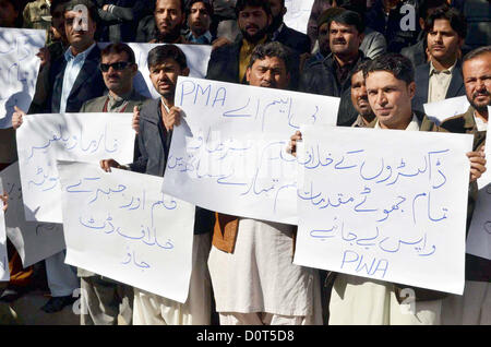 I sostenitori del Medical Association (PMA) chant slogan contro il presunto registrato fake caso sui medici durante la manifestazione di protesta a Quetta press club il Venerdì, 30 novembre 2012. Foto Stock