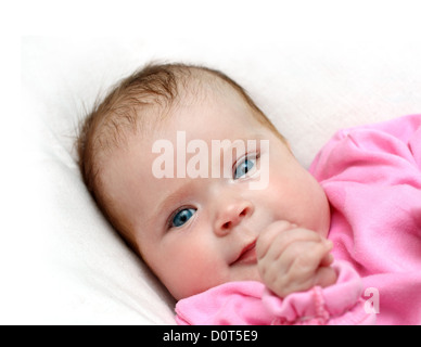 Funny femmina neonata con bella maglia rosa cappuccio su sfondo bianco.  Happy Baby girl con una bella maglia cappuccio colorato su coltre bianca.  Usura del neonato Foto stock - Alamy