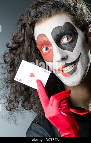 Joker con maschera facciale in studio Foto Stock