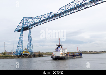 Middlesbrough Transporter Bridge e nave sul Fiume Tees Foto Stock