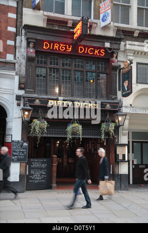 La Sporca Dicks public house su Bishopsgate (vicino a Liverpool Street Station), London EC3, Regno Unito. Foto Stock