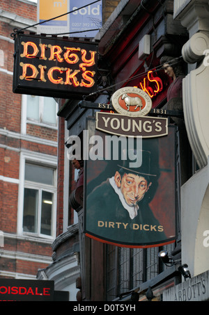 La Sporca Dicks public house segni su Bishopsgate (vicino a Liverpool Street Station), London EC3, Regno Unito. Foto Stock