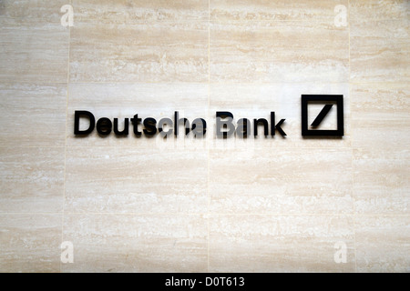 La Deutsche Bank logo su una parete al di fuori degli uffici in Bishopsgate, London, Regno Unito. Foto Stock