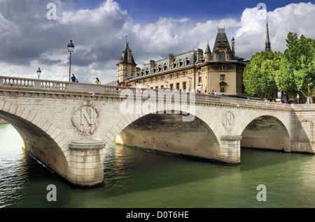 Il ponte Pont au cambiare nel corso del fiume Senna a Parigi, Francia. Foto Stock