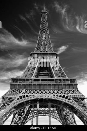 La Torre Eiffel dal basso verso l'alto. Parigi, Francia. Foto Stock