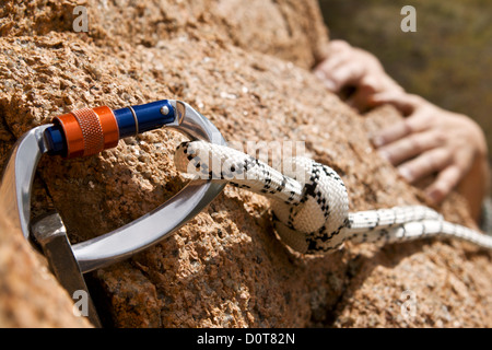 Rockclimber le mani di salita su roccia Foto Stock