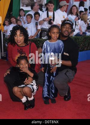 LEVAR BURTON con la moglie Stephanie Kozart e figlie Michela e ?.Toy Story 2 premiere a El Capitan theater di Hollywood , Ca. 1999.k17172lr.(Immagine di credito: © Lisa Rose/Globe foto/ZUMAPRESS.com) Foto Stock