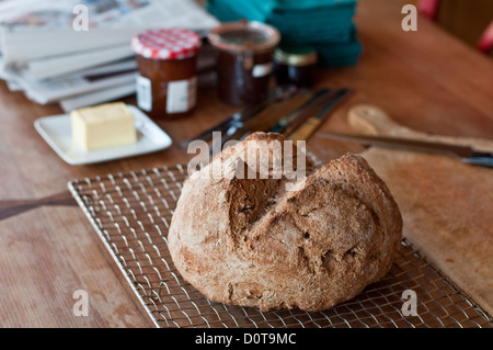 Irish Soda pane con burro e marmellata al tavolo della colazione. Foto Stock