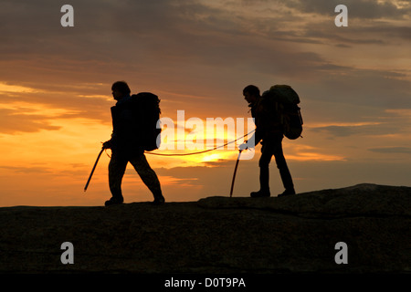 Silhouette due alpinisti outdoor Foto Stock