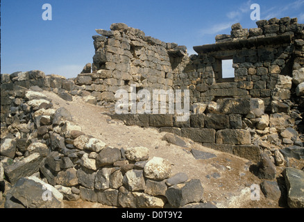 Rovine della città cristiana di Umm al-Jimal in Giordania, è stato occupato e costruito per 7-800 anni dalla metà del i secolo CE al 8 ° secolo. Foto Stock