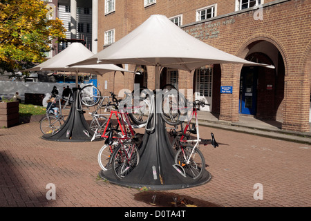 Coperto per le biciclette gabbie (cyclepods) al di fuori del Royal Hospital di Londra nella città di Londra, Regno Unito. Foto Stock