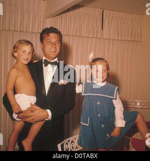 JAMIE LEE CURTIS con Padre Tony Curtis e sorella Kelly Curtis.(Immagine di credito: © Dallinger/Globe foto/ZUMAPRESS.com) Foto Stock