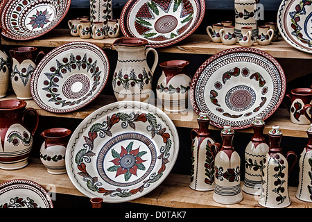 Rumeno tradizionale ceramica in forma di piastre, dipinti con motivi specifici area Corund, Transilvania. Foto Stock