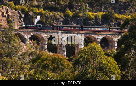 Zig Zack ferroviarie, ferrovia, storico, vapore, vapore locomotiva a vapore, railroad motore, rotaie, ferrovia, sibilo, treno, feat Foto Stock