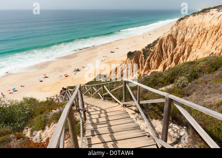 Scala in legno nelle scogliere di arenaria che danno accesso alla spiaggia di Gale, comporta, Portogallo Foto Stock