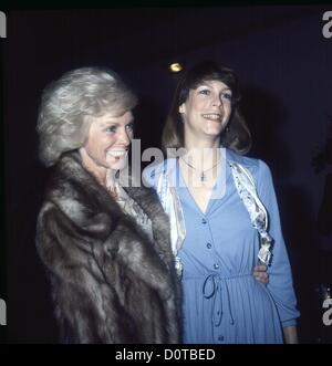 JAMIE LEE CURTIS con madre Janet Leigh.(Immagine di credito: © Michelson/Globe foto/ZUMAPRESS.com) Foto Stock